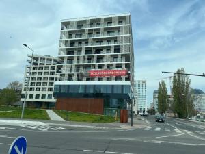 Executive Studio free street parking