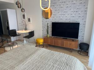 Executive Studio free street parking