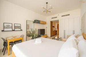 Bnbeyonds Sassy Studio with Expansive Balcony