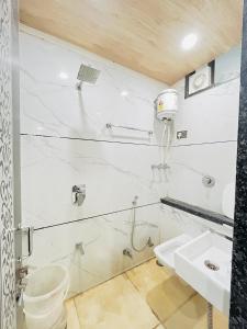 Hotel Shree Vijay I 966o9o1oo6 just 80mtr from Shreenathji temple 1min away