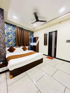 Hotel Shree Vijay I 966o9o1oo6 just 80mtr from Shreenathji temple 1min away