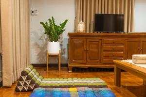 Standalone 3 bedroom 160 sqm villa with huge front and back yard, next to the internet-famous park in the ancient city