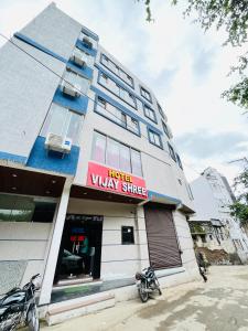 Hotel Shree Vijay I 966o9o1oo6 just 80mtr from Shreenathji temple 1min away