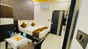 Hotel Shree Vijay I 966o9o1oo6 just 80mtr from Shreenathji temple 1min away