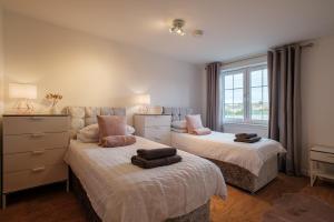 Mackie Residence - SJA Stays - 3 Bed Apartment with parking