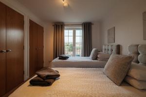 Mackie Residence - SJA Stays - 3 Bed Apartment with parking