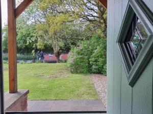Canal-side 5-Bed Cottage - Sleeps 10 Pet Friendly