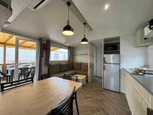 Un toit sur le bassin bungalow camping les viviers