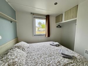 Un toit sur le bassin bungalow camping les viviers