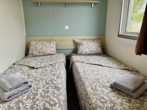 Un toit sur le bassin bungalow camping les viviers