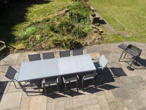 Canal-side 5-Bed Cottage - Sleeps 10 Pet Friendly