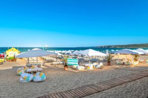 Апартаменти с чадъри и шезлонги на плажа - Свети Никола Каваците