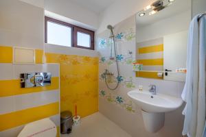 Апартаменти с чадъри и шезлонги на плажа - Свети Никола Каваците