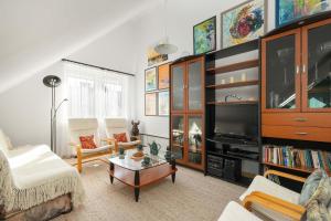 Plac Neptuna Bright Studio with Balcony by Noclegi Renters