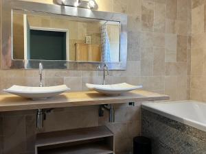 Villas Villa avec piscine au charme authentique et naturel : photos des chambres