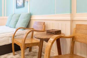 5 mins walk to Chiang Mai Night Bazaar, 3 bedrooms, 3 bathrooms, with garden, a quiet dreamy cottage in the middle of the city