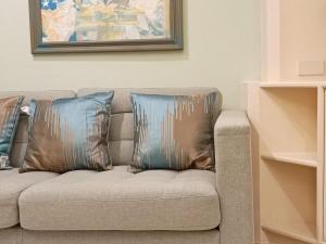 5 mins walk to Chiang Mai Night Bazaar, 3 bedrooms, 3 bathrooms, with garden, a quiet dreamy cottage in the middle of the city