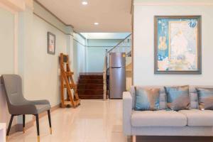 5 mins walk to Chiang Mai Night Bazaar, 3 bedrooms, 3 bathrooms, with garden, a quiet dreamy cottage in the middle of the city