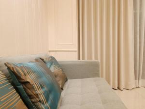 5 mins walk to Chiang Mai Night Bazaar, 3 bedrooms, 3 bathrooms, with garden, a quiet dreamy cottage in the middle of the city