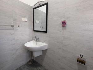 3 Bed House - Wifi Parking 10minBeach