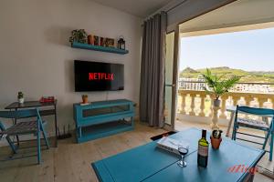 Peaceful Valley Views, a Short Walk from the Coast