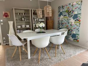 Architect-Apartments 80qm 3 Schlafzimmer, integrierter Küche und Bad, 2min von A8, Garten mit Sitzgruppe, ruhig und modern