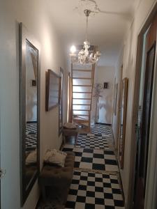 Maisons d'hotes Chateauneuf du Pape - Chez Marie dans logement ancien atypique - 1 chambre - 1 balcon avec vue - 1 salle d-eau privee : Chambre Lit King-Size avec Balcon