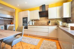 Finest Retreats - Waters Edge at Gadlys House