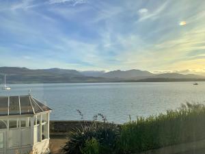 Finest Retreats - Waters Edge at Gadlys House