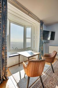 Finest Retreats - Waters Edge at Gadlys House