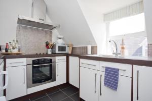 SANDBOURNE HOUSE by BOURNECOAST - A Spacious Holiday Apartment with Parking WIFI - FM9589