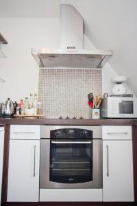 SANDBOURNE HOUSE by BOURNECOAST - A Spacious Holiday Apartment with Parking WIFI - FM9589