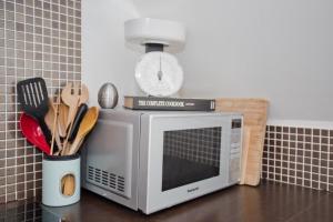 SANDBOURNE HOUSE by BOURNECOAST - A Spacious Holiday Apartment with Parking WIFI - FM9589