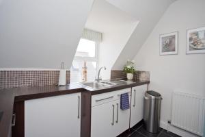 SANDBOURNE HOUSE by BOURNECOAST - A Spacious Holiday Apartment with Parking WIFI - FM9589