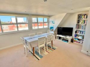 SANDBOURNE HOUSE by BOURNECOAST - A Spacious Holiday Apartment with Parking WIFI - FM9589