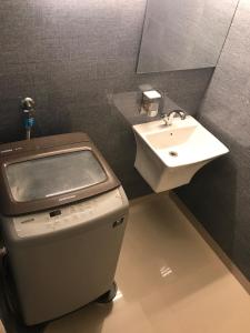 Spacious 3 bedroom - - heart of city - peaceful