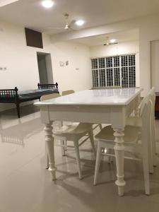 Spacious 3 bedroom - - heart of city - peaceful