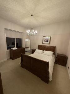 Luxury 5 Bedroom Property in West End