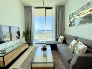 Jvc 1br Apartment Modern Comfort, Pool, Parking