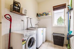 2BR with Free Parking 2min to Seaholme Station