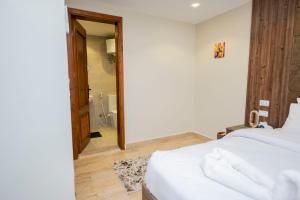 Amon Pyramids View Inn