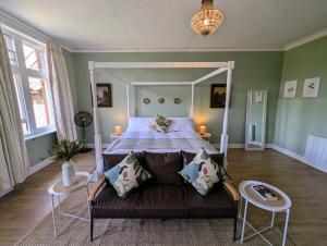 Country house holiday with a tennis court!