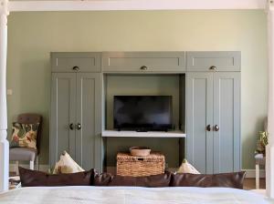 Country house holiday with a tennis court!