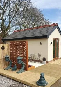 Special Offer 1 Night Thurs 24th April Guest House NO HOT TUB, - Lowton