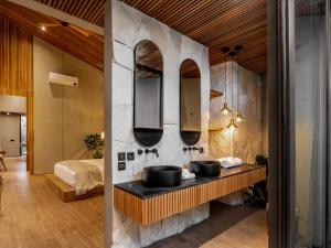 House of Winds Complex - Lush 9BR Exotic Escape - 3x3BR Villas near Canggu