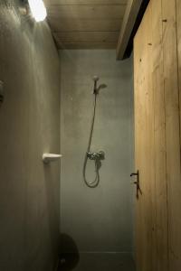 Csernus Doki bor-grillterasza és bungallói