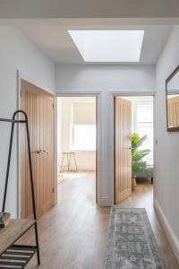 Wellington Retreat - Modern sea views