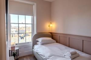 Wellington Retreat - Modern sea views