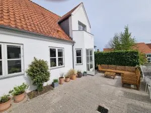 Townhouse with lovely patio in the historic quarter - Vojens