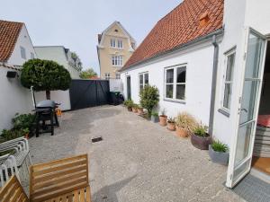 Townhouse with lovely patio in the historic quarter 7 day minimum stay